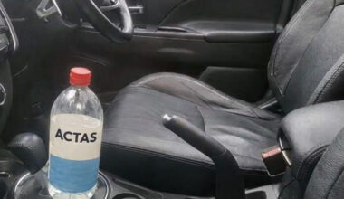 Kodėl patyrę vairuotojai automobilyje laiko actą: gudrybė, gelbėjanti žiemą