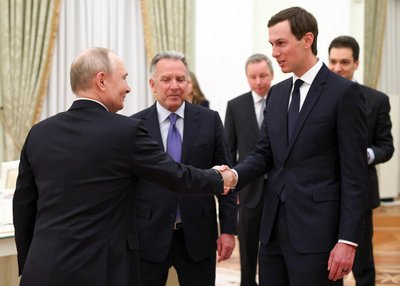Jaredas Kushneris spaudžia ranką Vladimirui Putinui, šalia stovi Steve'as Witkoffas