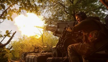 Ukrainos pajėgos praneša apie smarkius mūšius rytuose