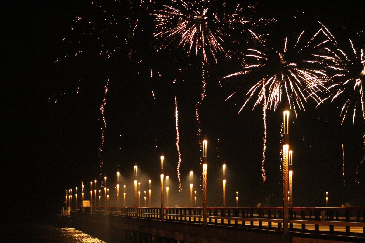 Naujametiniai fejerverkai nuo jūros tilto į Palangą pritraukė tūkstančius