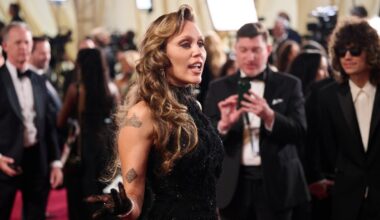 Ant raudonojo kilimo – aštrus Miley Cyrus ir fotografo konfliktas