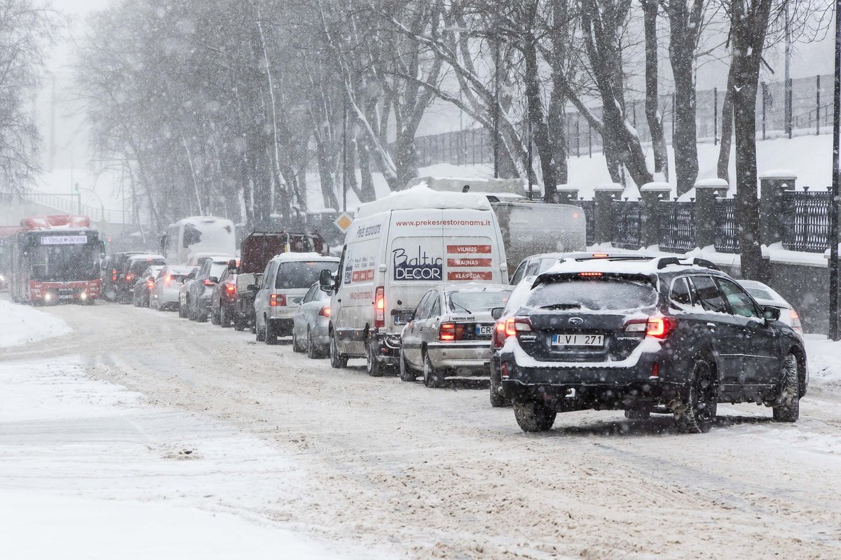 Kelininkai siunčia žinią vairuotojams: būtina išlaikyti budrumą keliuose