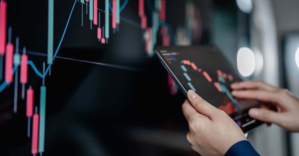 Pasaulio akcijų rinkos antradienį raudonuoja: kas vyksta? | Verslas