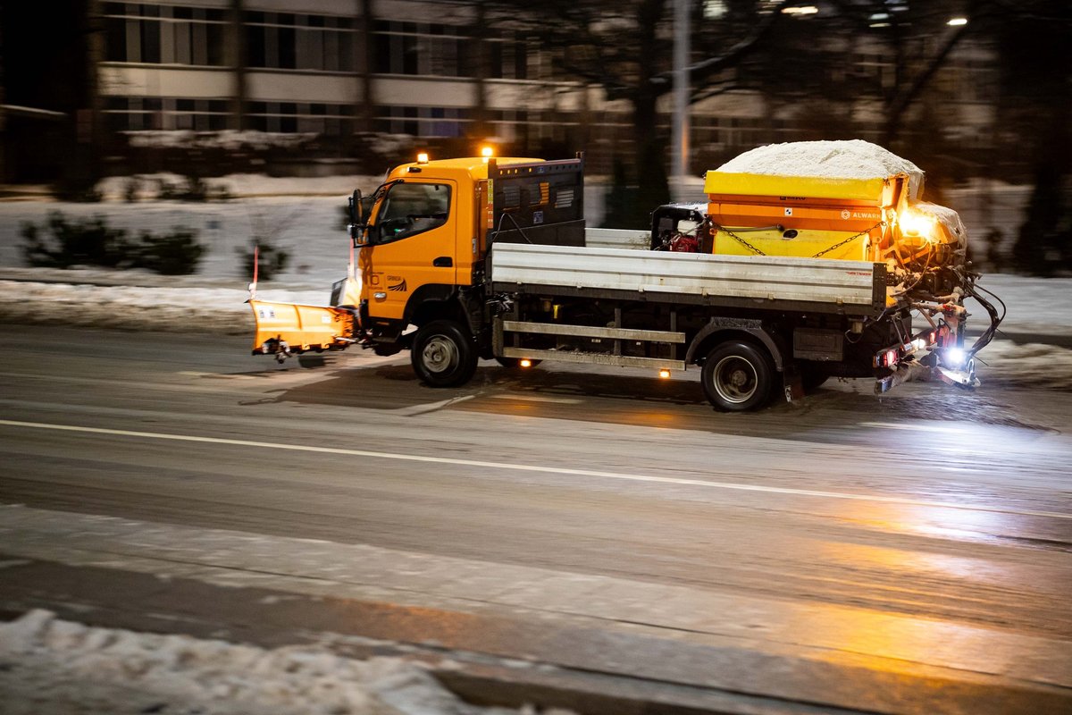 Įspėja Vilniaus vairuotojus: lijundra tęsiasi, ją keis intensyvus sniegas