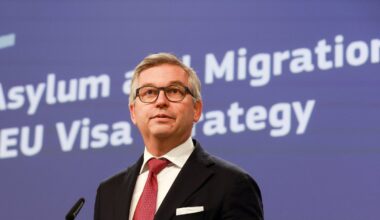 ES migracijos komisaras: Sirija dar nepakankamai stabili masinėms deportacijoms