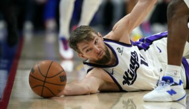 Sabonis ir „Kings“ dramatiškai krito Filadelfijoje: iššvaistė solidžią persvarą, šeimininkų duetas pelnė 77 taškus