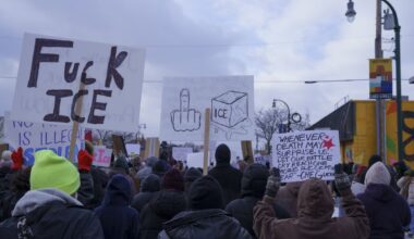 Į Mineapolio gatves išėjo dešimtys tūkstančių protestuotojų