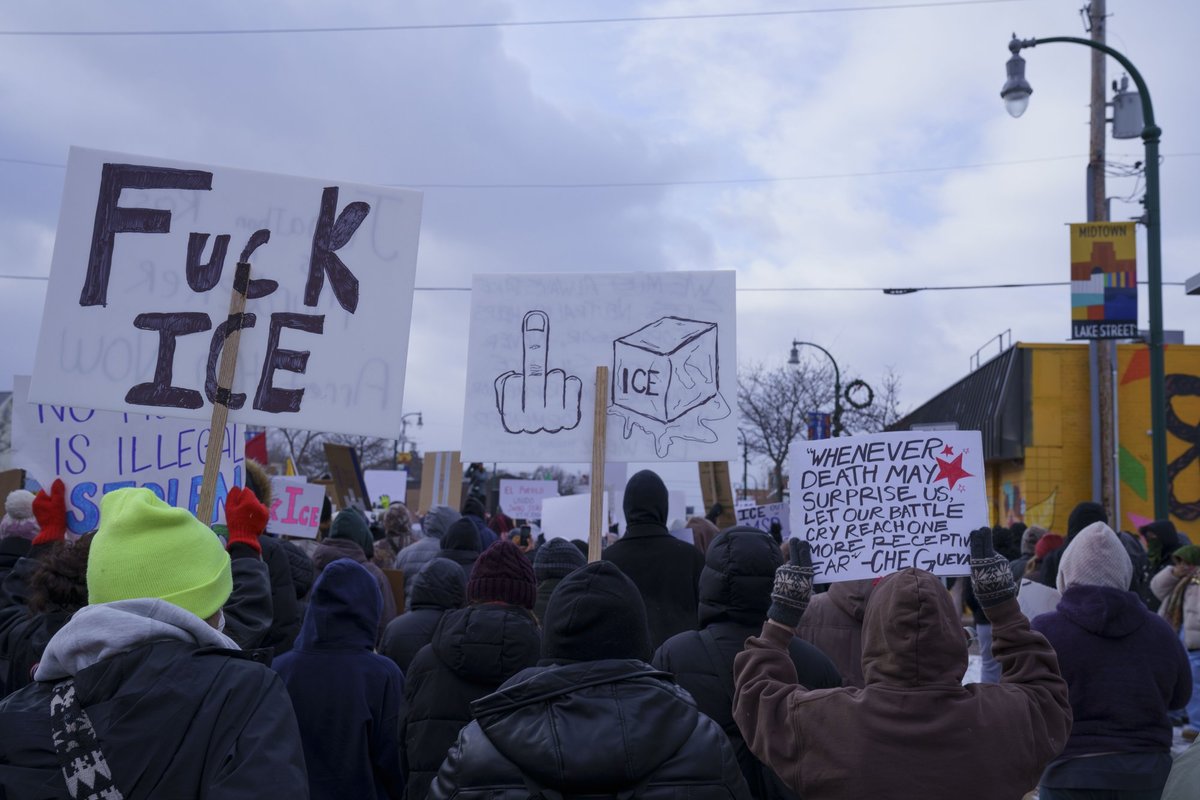 Į Mineapolio gatves išėjo dešimtys tūkstančių protestuotojų