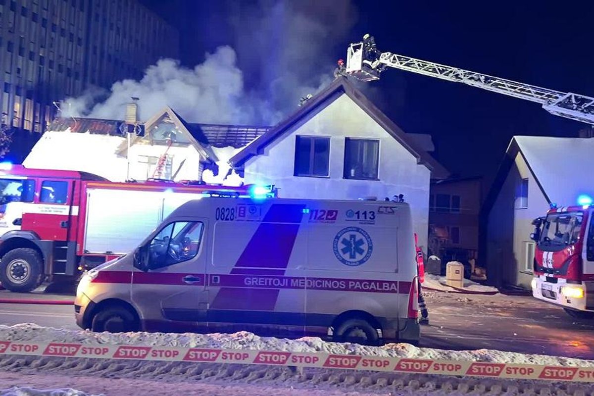 Vilniuje pranešta apie degantį namą
