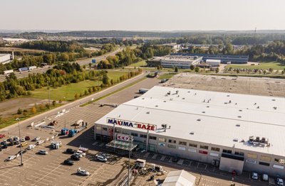 Jaunimas automobilius bandė aikštelėje prie „Maxima“ bazės