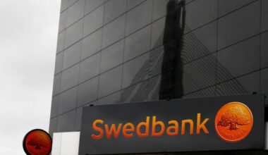 „Swedbank“ pelnas Latvijoje pernai sumažėjo trečdaliu - 15min.lt