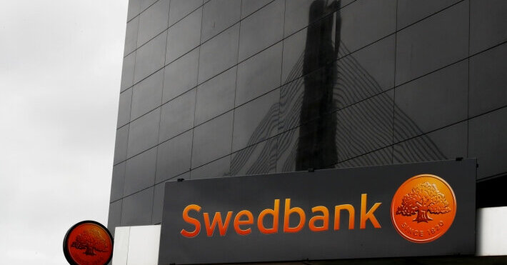 „Swedbank“ pelnas Latvijoje pernai sumažėjo trečdaliu - 15min.lt