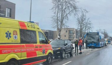 Uostamiestyje neblaivus autobuso vairuotojas sukėlė avariją
