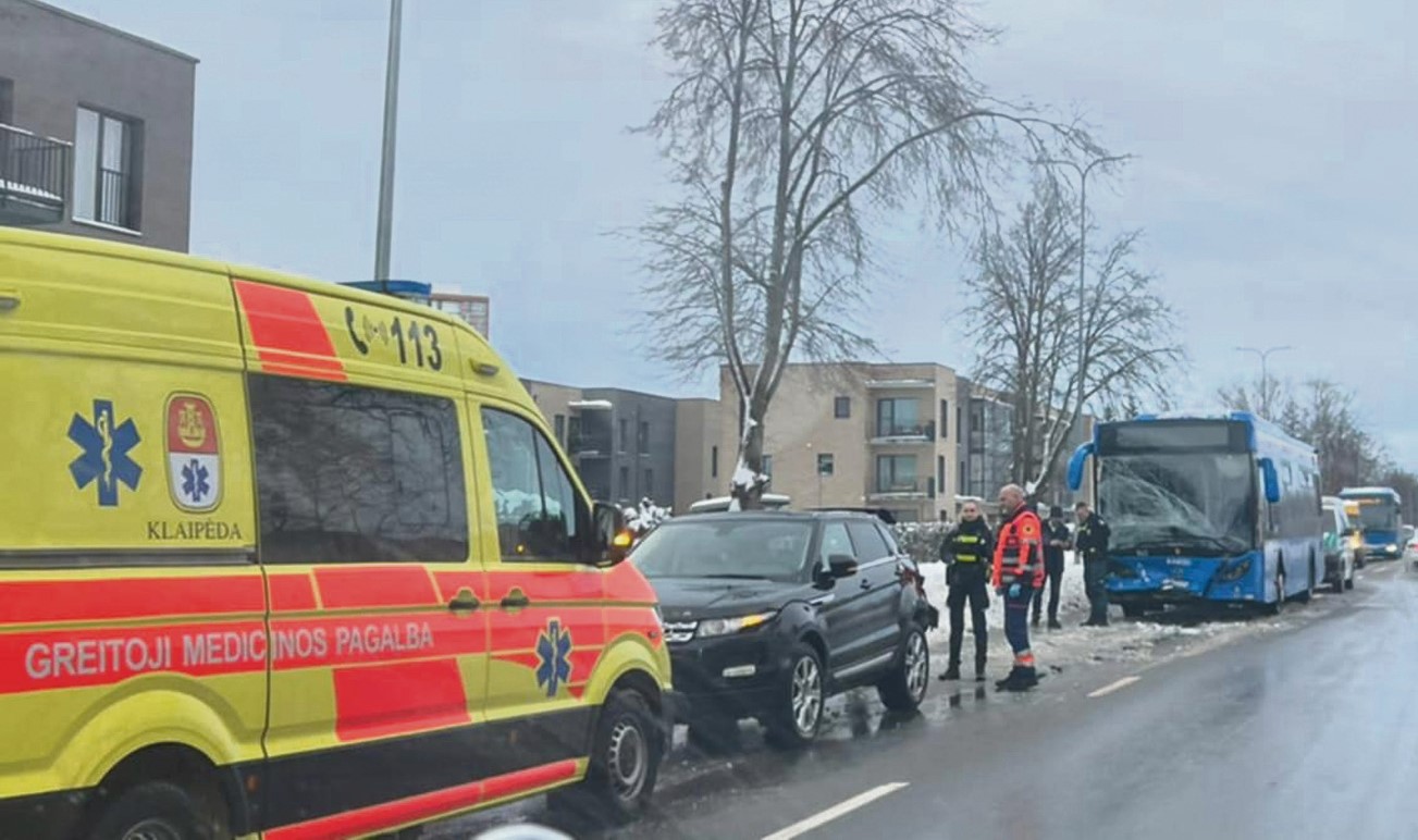 Uostamiestyje neblaivus autobuso vairuotojas sukėlė avariją