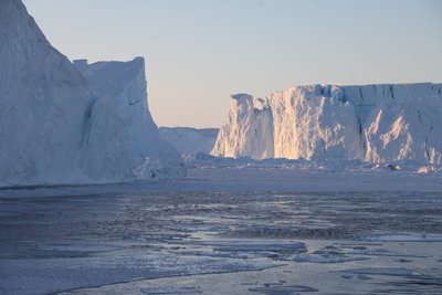 Ledkalniai užšalusioje Disko įlankoje netoli Grenlandijos Ilulisato miesto.