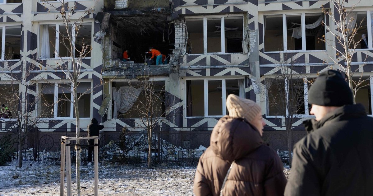 Karas Ukrainoje. Rusai smogė kavinei Chersono centre: yra žuvusių