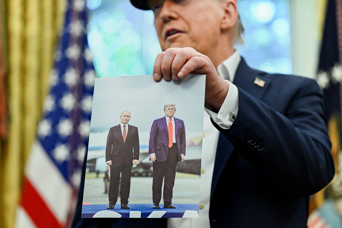 Baltuosiuose rūmuose pakabinta Trumpo ir Putino nuotrauka