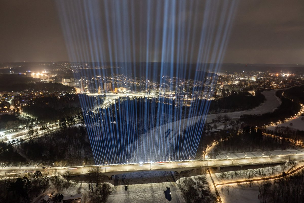 Apšviestas Valakampių tiltas - Delfi miestai