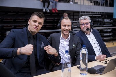 Karolis Tiškevičius (viduryje)