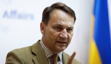 Karas Ukrainoje. Sikorskis: karas Ukrainoje nesibaigs be vienos sąlygos