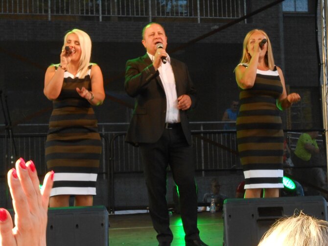 Soc. tinklų nuotr./ Danė, Asta ir Juozas Jurkšaičiai