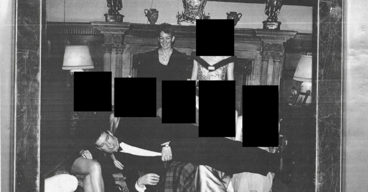 Paviešinti dokumentai: Jeffrey Epsteinas siūlė buvusiam princui Andrew susitikimą su ruse - 15min.lt