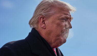 Donaldas Trumpas, kalbėdamas apie Mineapolio auką, sako, kad negalima į protestus eiti su ginklais