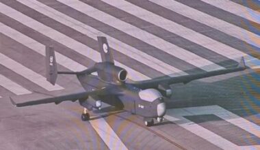 Kinija pakėlė į orą įspūdingąją dronų motiną: demonstruoja visiškai naują karo aviacijos erą