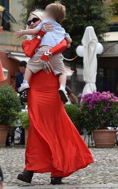 Elonas Muskas ir Grimes su sūnumi