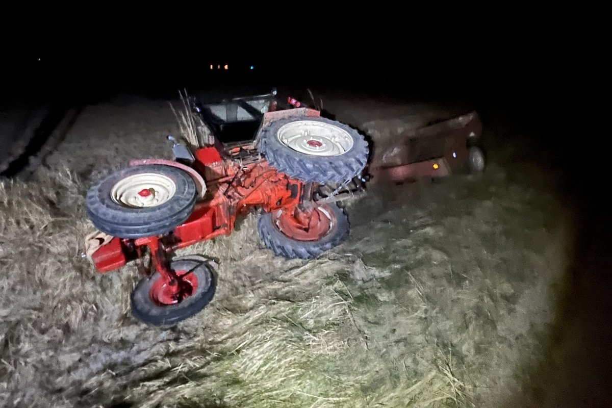 Policija aiškinasi, kas pametė nuvirtusį traktorių