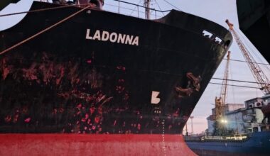 Kyjivas: rusai Juodojoje jūroje atakavo du krovininius laivus