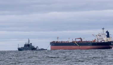 JK gali parduoti iš Rusijos „šešėlinio laivyno“ konfiskuotą naftą