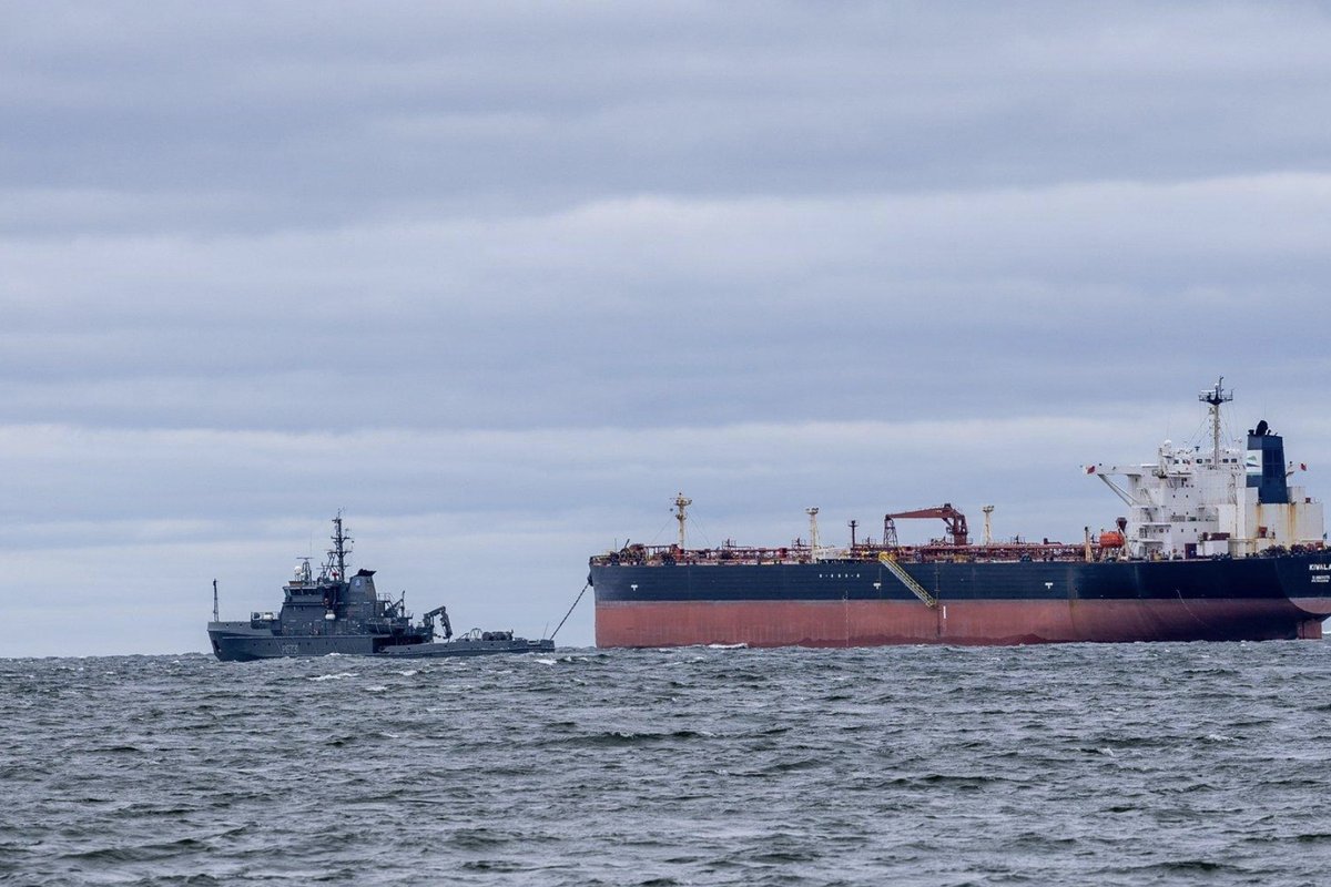 JK gali parduoti iš Rusijos „šešėlinio laivyno“ konfiskuotą naftą