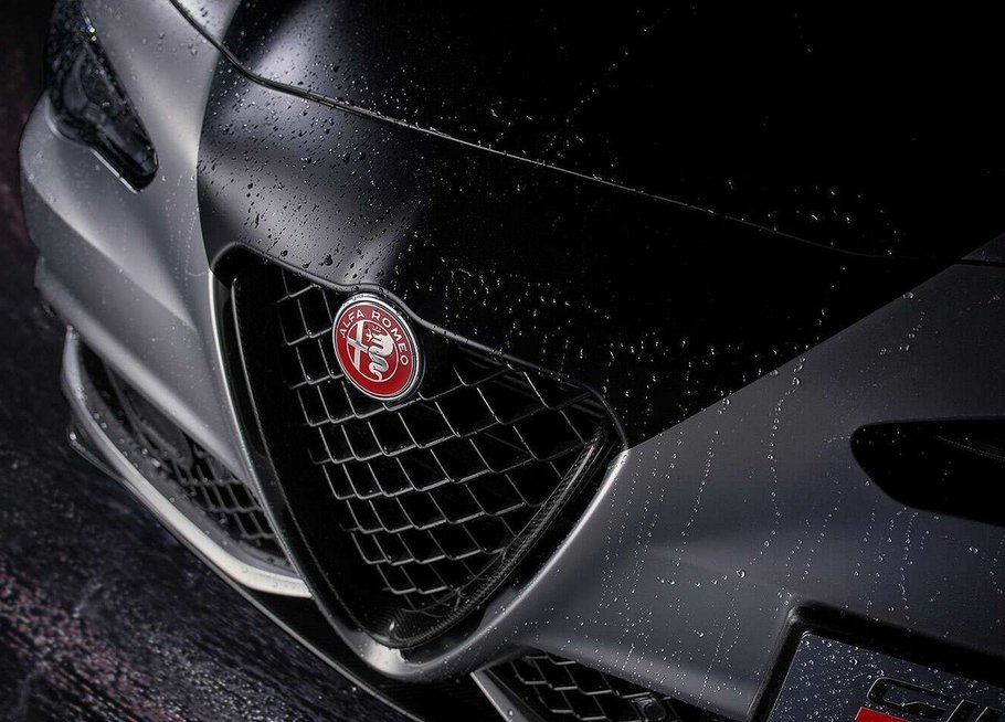 Alfa Romeo Giulia Quadrifoglio Luna Rossa (nuotr. gamintojo)