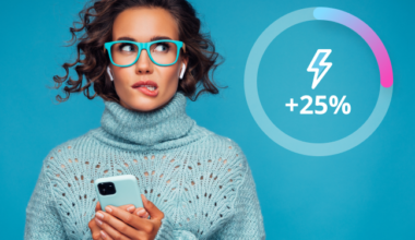 Moteris prikandusi lūpą žiūri į dešinę pusę, kurioje mato, kad jos elektros suvartojimas išaugo 25 %.