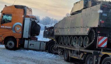 Pajūryje nuo kelio nuvažiavo vilkikas su vokišku šarvuočiu