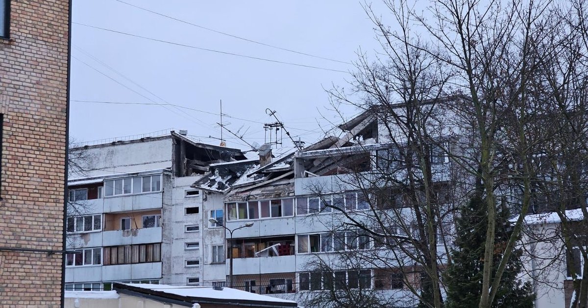 Tragiškas sprogimas Rygoje: įgriuvo daugiabučio stogas, žuvo žmogus