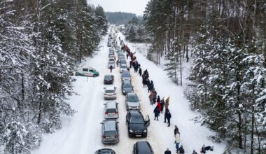 Kapčiamiestyje šimtai žmonių sustojo į gyvą grandinę: „Nenorim kad mus išvarytų iš namų“