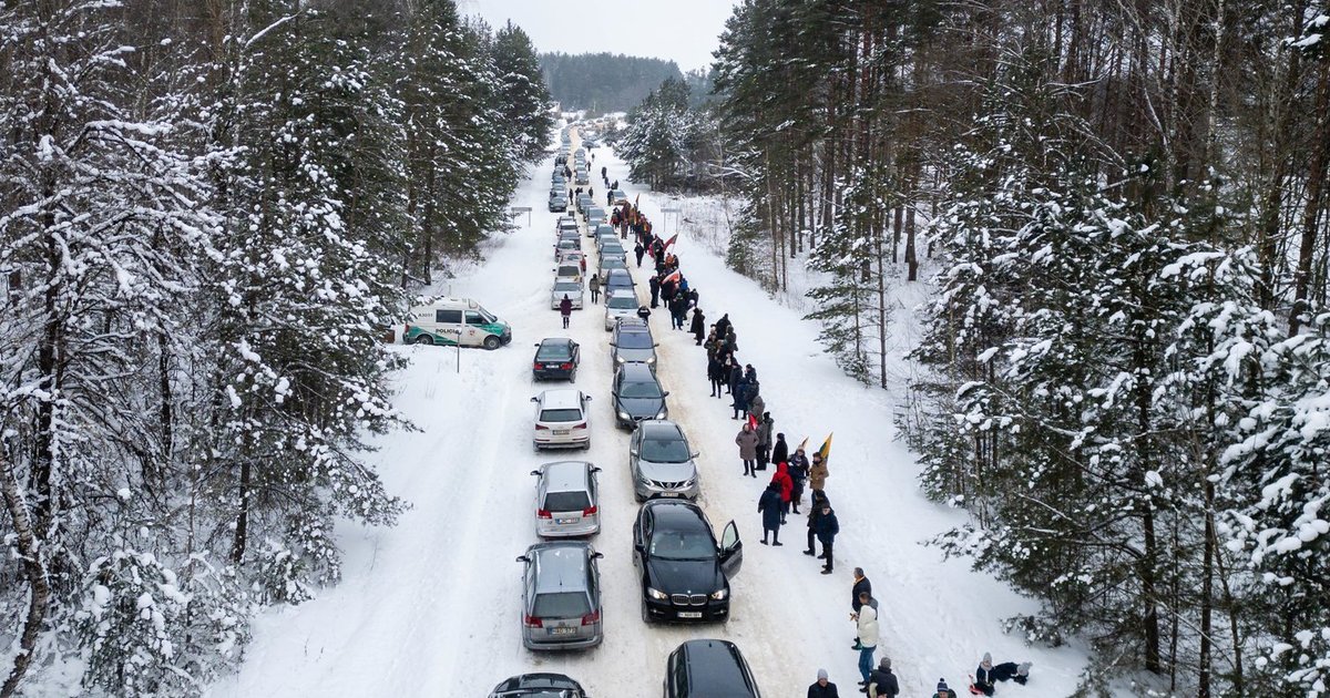 Kapčiamiestyje šimtai žmonių sustojo į gyvą grandinę: „Nenorim kad mus išvarytų iš namų“