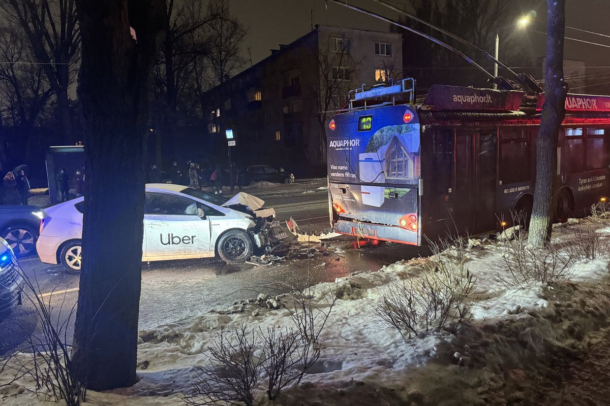 Vilniuje troleibuso ir pavėžėjo avarija, formuojasi spūstis