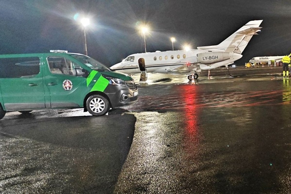 Kauno oro uoste pasieniečiai sulaikė iš JK išsiųstą vyrą, jo dvejus metus ieškojo Lietuva - Delfi