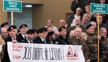 Olekui sakant kalbą Laisvės gynėjų susitikime, iškeltas plakatas „Jūs dirbate ne Lietuvai“ - Delfi