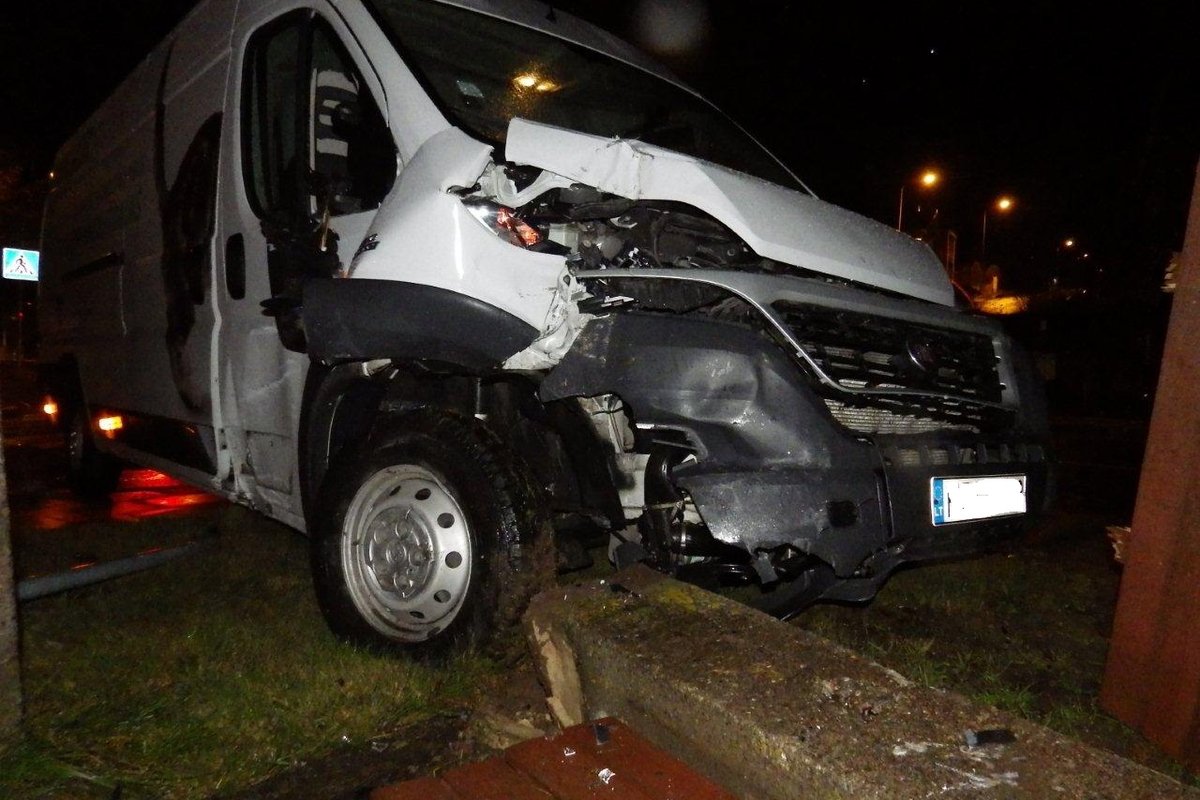 Telšių rajone – kraupi mikroautobuso ir sunkvežimio avarija