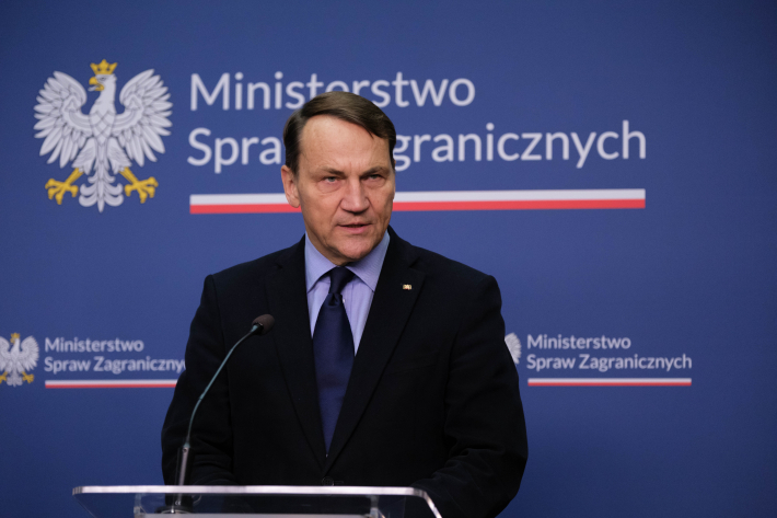 Lenkijos užsienio reikalų ministras ragina Eloną Muską atjungti Rusijai „Starlink“