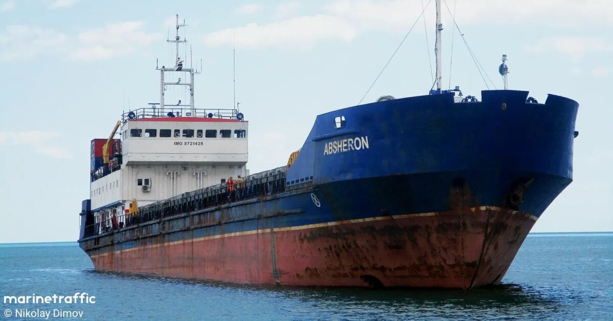 Plaukė į Rusiją, bet įstrigo Kaspijos jūroje: į Irano laivą plūsta vanduo