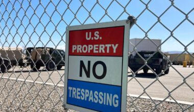 Netikėtas posūkis: dvi į JAV karinę bazę įsibrovusios rusės atsidūrė ICE naguose