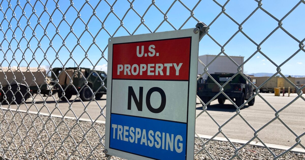 Netikėtas posūkis: dvi į JAV karinę bazę įsibrovusios rusės atsidūrė ICE naguose