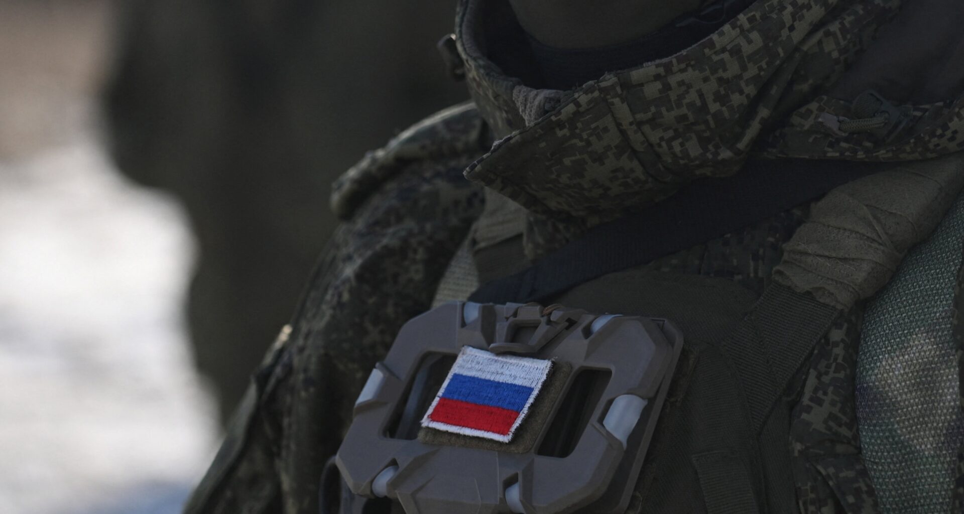 pusnuogiai rusų kariai pririšti prie medžių žemyn galva