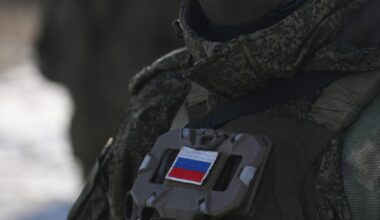 pusnuogiai rusų kariai pririšti prie medžių žemyn galva