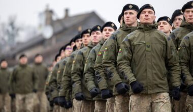 Į sąrašus įtraukta dešimtys tūkstančių jaunuolių: ką privalote žinoti apie karo prievolę šiemet